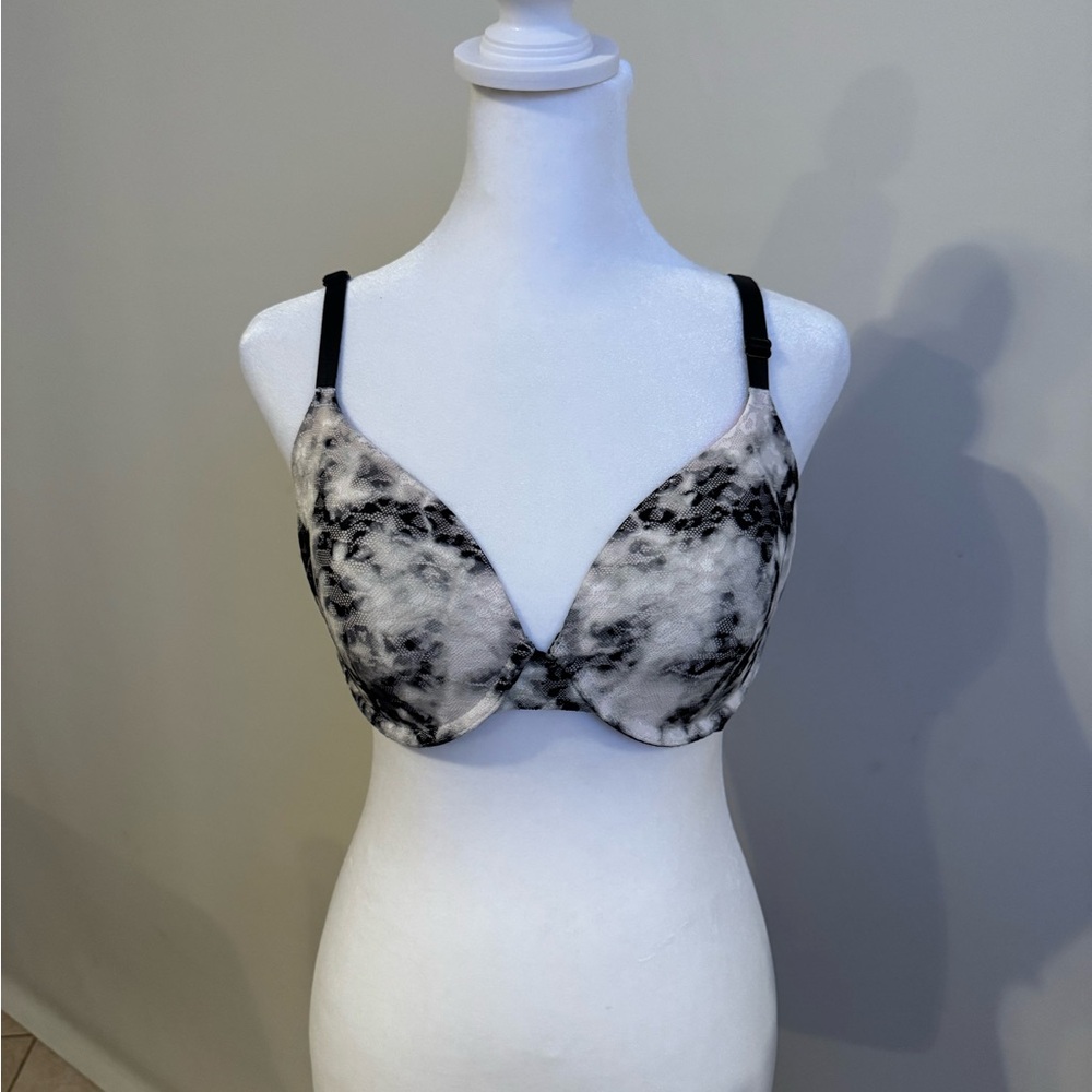 PINK Victoria's Secret Black and White Lace Bra / NWOT